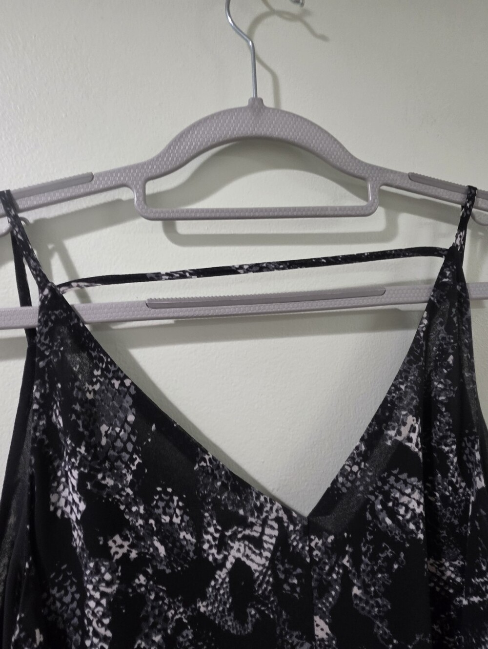 1 STATE Black Snakeskin V-Neck Cami Adjustable Straps L. - Picture 7 of 7